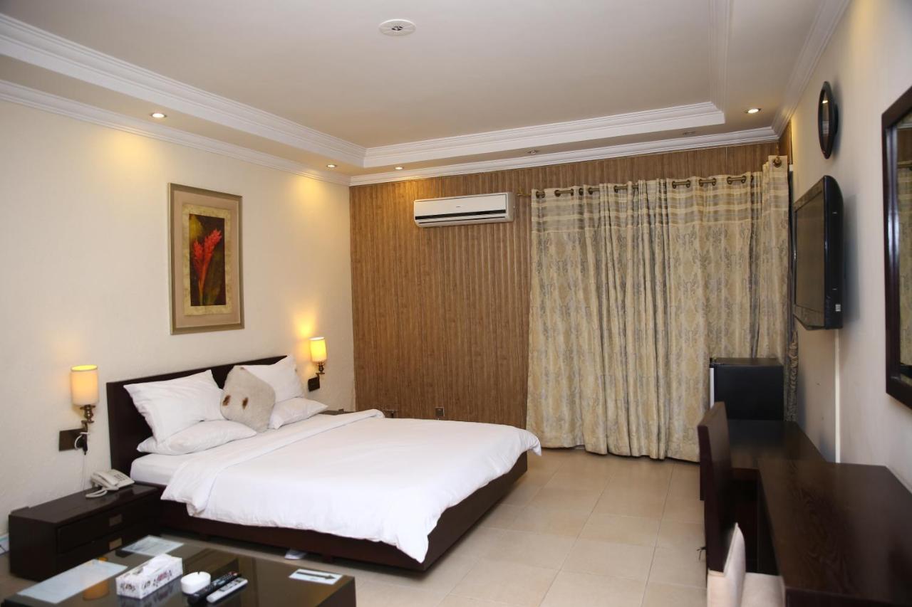 ホテル Safari Club 3 Bahria Town ラーワルピンディー エクステリア 写真